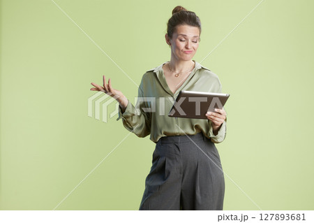 Tablet Doubts: Questioning Tech Information 127893681