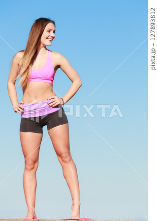 Attractive sporty girl outdoor 127893812