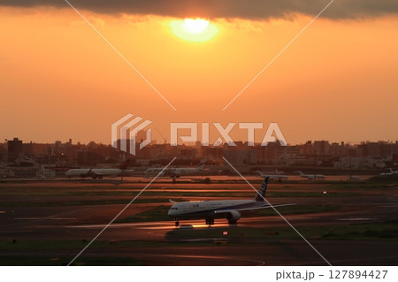 夕日に照らされる羽田空港 羽田空港の夕日 夕日に照らされる羽田空港 羽田空港の夕日 127894427
