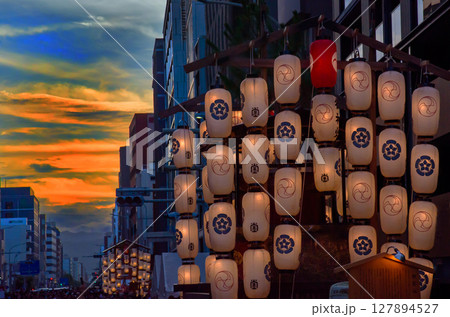 祇園祭　宵山　提灯を見る夕暮れの風景 127894527