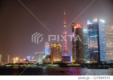 上海 外滩 バンドの夜景 黄浦江ライトアップ 上海 外滩 バンドの夜景 黄浦江ライトアップ 127894555