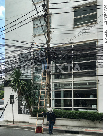 バンコクの電線工事 バンコクの電線工事 127894734