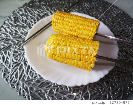 とうもろこし半分ずつ 127894972