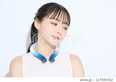 暑さ対策をする若い女性のポートレート 127895582
