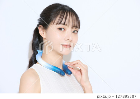 暑さ対策をする若い女性のポートレート 127895587