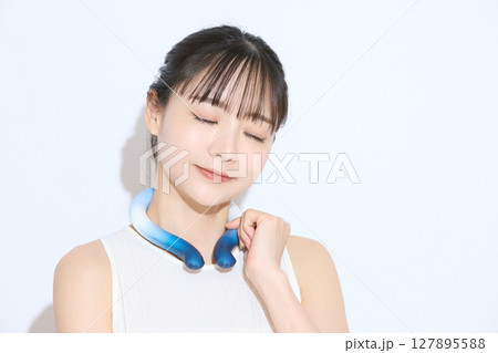暑さ対策をする若い女性のポートレート 127895588