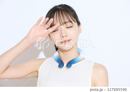暑さ対策をする若い女性のポートレート 127895590