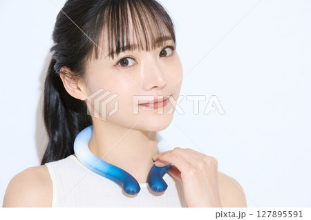 暑さ対策をする若い女性のポートレート 127895591