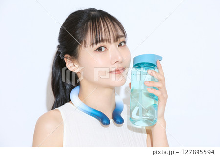 暑さ対策をする若い女性のポートレート 127895594
