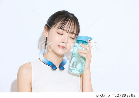 暑さ対策をする若い女性のポートレート 127895595