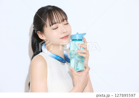 暑さ対策をする若い女性のポートレート 暑さ対策をする若い女性のポートレート 127895597