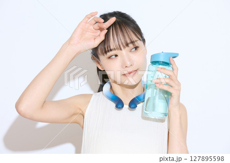 暑さ対策をする若い女性のポートレート 127895598