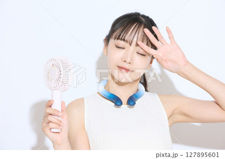 暑さ対策をする若い女性のポートレート 127895601