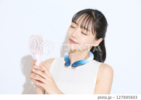 暑さ対策をする若い女性のポートレート 127895603