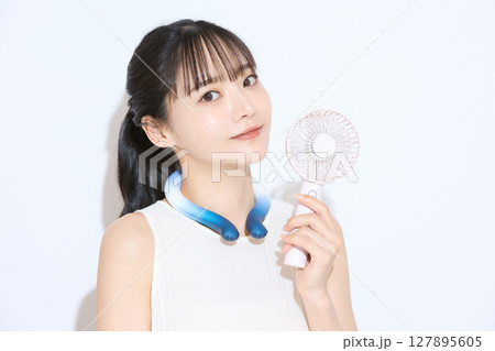 暑さ対策をする若い女性のポートレート 127895605