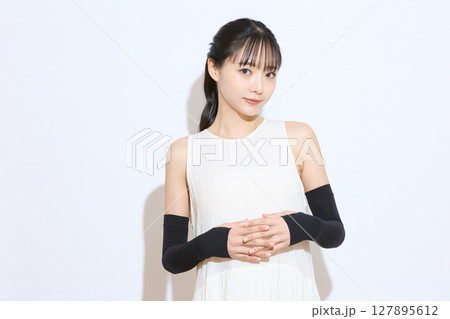 暑さ対策をする若い女性のポートレート 暑さ対策をする若い女性のポートレート 127895612