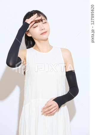 暑さ対策をする若い女性のポートレート 暑さ対策をする若い女性のポートレート 127895620