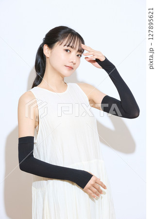 暑さ対策をする若い女性のポートレート 127895621