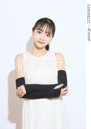 暑さ対策をする若い女性のポートレート 127895623