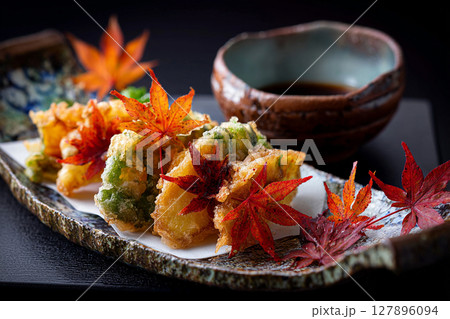 秋の味覚と紅葉の天ぷら盛り合わせ 127896094