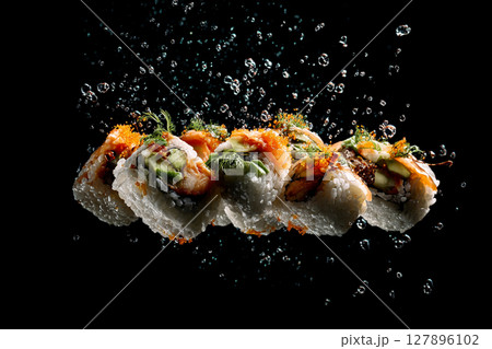 水中に舞う創作寿司のアーティスティックな表現（黒背景） 127896102