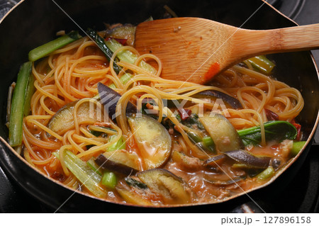 料理中のトマトソースパスタ 127896158