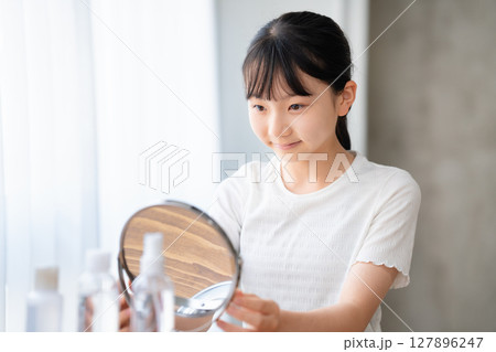 フェイスケアをする女の子 127896247