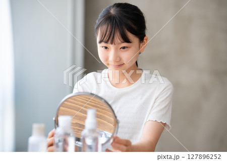 フェイスケアをする女の子 127896252