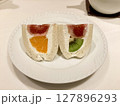 日本橋カフェのフルーツサンド〈オレンジ＆キウイ面〉 127896293