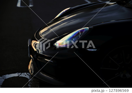 黒いスポーツカーのヘッドライト 黒いスポーツカーのヘッドライト 127896569