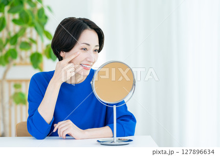 鏡を見るミドル女性のビューティ 127896634