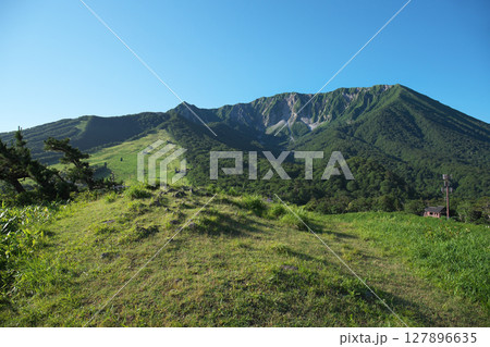 豪円山のろし台から見る鳥取の国立公園大山と北壁 127896635