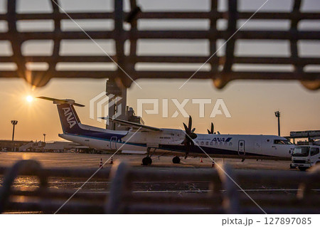 夕暮れ時 飛行機 夕暮れ時 飛行機 127897085