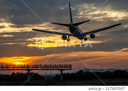 夕暮れ時　飛行機 127897087