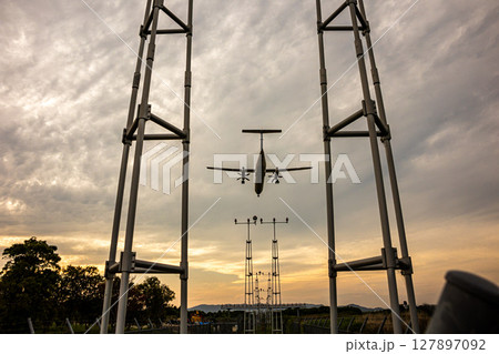 夕暮れ時　飛行機 127897092
