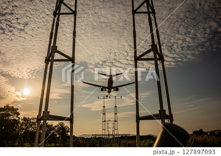 夕暮れ時　飛行機 127897093