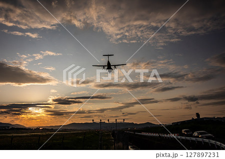 夕暮れ時　飛行機 127897231