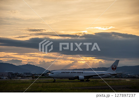 夕暮れ時　飛行機 127897237