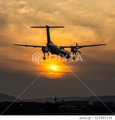 夕暮れ時　飛行機 127897238