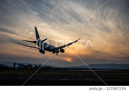 夕暮れ時　飛行機 127897239