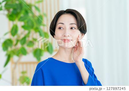 ミドル女性のビューティ 127897245