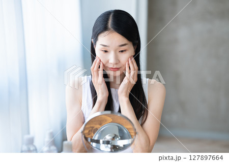 スキンケアをする若い女性 スキンケアをする若い女性 127897664
