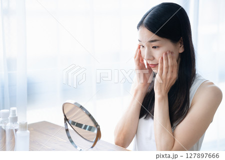 スキンケアをする若い女性 スキンケアをする若い女性 127897666