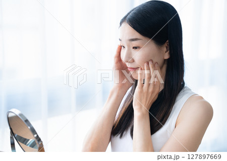 スキンケアをする若い女性 127897669