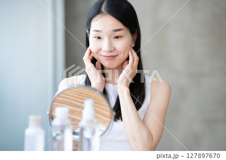 スキンケアをする若い女性 127897670