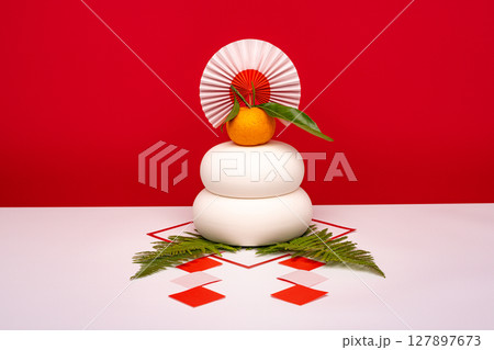 本物のお餅“鏡餅“を中央に配置した写真　紅白背景　三宝(台座)無し 127897673