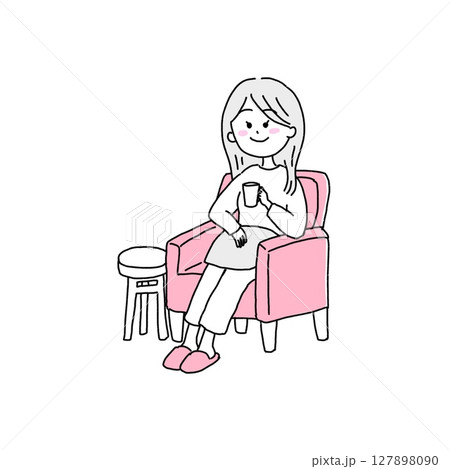 ソファでコーヒーを飲んでリラックスする女性 127898090