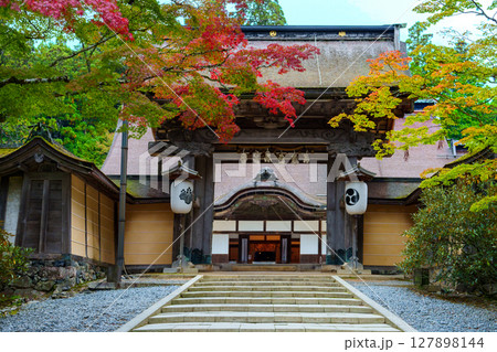 高野山　秋の金剛峯寺の寺門 127898144