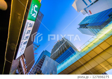 日本の東京都市景観　浜松町駅前の再開発。世界貿易センタービルディング新本館・ターミナル建設工事 127898275