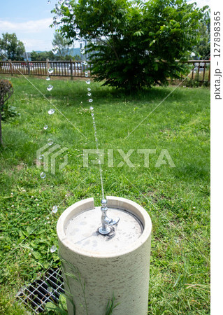 公園にある水飲み場 公園にある水飲み場 127898365